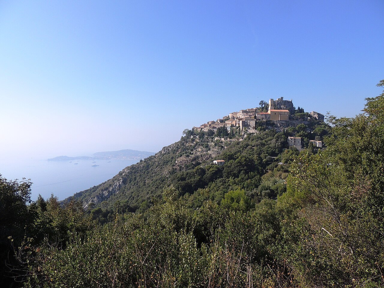Èze, welded to its rock