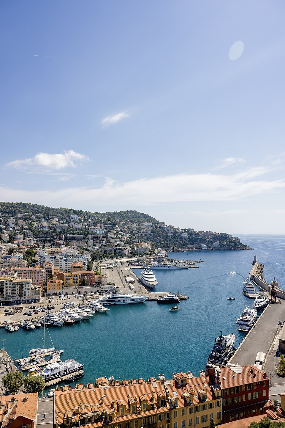 Vista panoramica del Porto di Nizza e della costa orientale della città, fotografata dalla Collina del Castello
